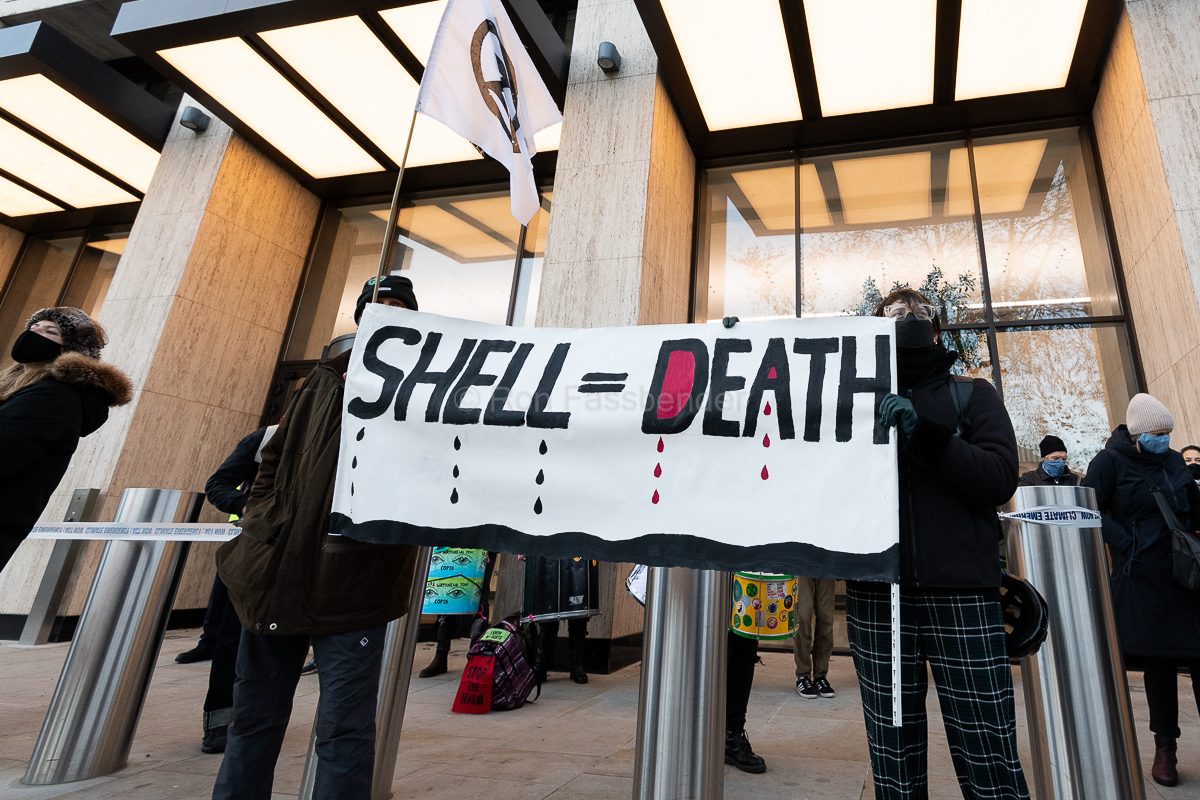 TheWeeklyBull's tweet photo. IMAGES: Shell Centre, London, 10/12/21. Activists from @fossilfreeLDN &amp; @XRLambeth hold an 'Unwelcome Party' as the Dutch oil giant @Shell votes on moving its HQ to London, following a court ruling it must cut C02 emissions. #ShellNotWelcome https://t.co/Jlm4IwmnUE