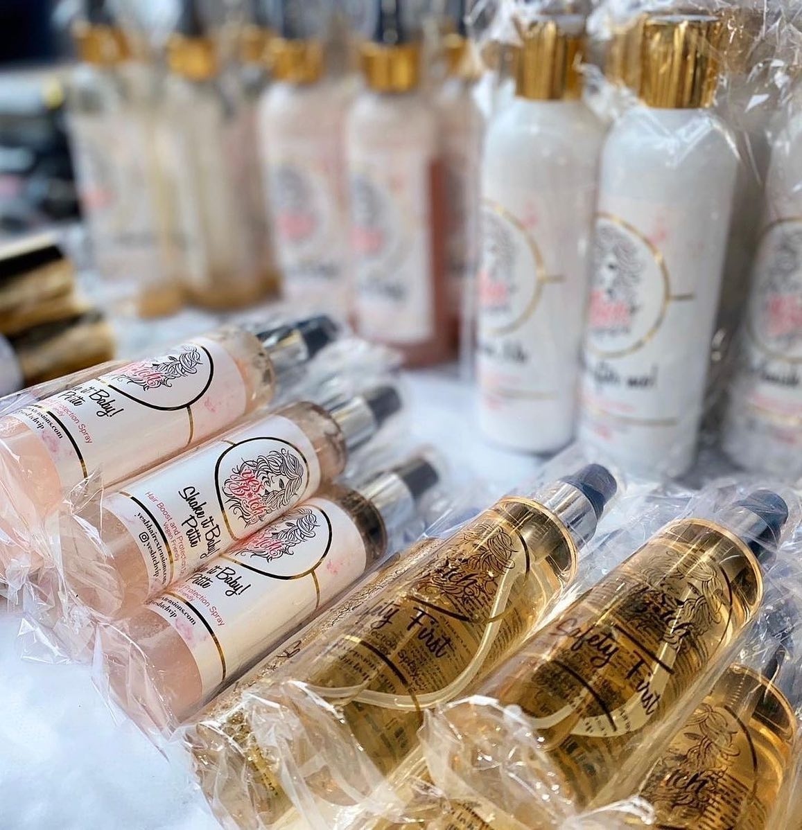 sthelenscouncil's tweet photo. Check out #StHelens' festive village on #ChalonWay 12-8pm & find the perfect #Christmas gift! Today at our winter chalets👇
🦸Peaches3DPrinting models
👱♀️Yes2Vip's vegan hair products
🏡Oakley Home Gifts
♻️Handmade sustainable fashion by Squirrel & Pigeon
#ChristmasInStHelens🛍️ https://t.co/yiORJeZF4T
