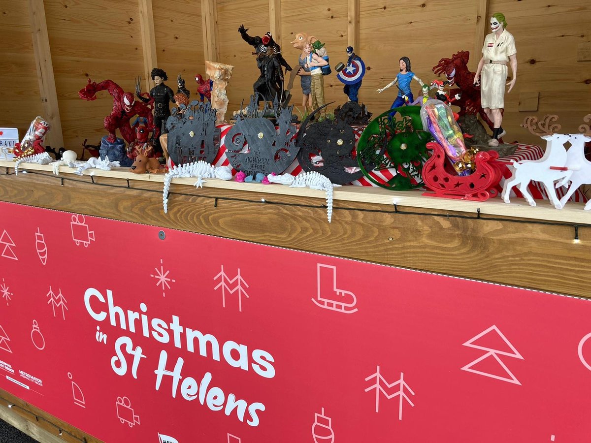 sthelenscouncil's tweet photo. Check out #StHelens' festive village on #ChalonWay 12-8pm & find the perfect #Christmas gift! Today at our winter chalets👇
🦸Peaches3DPrinting models
👱♀️Yes2Vip's vegan hair products
🏡Oakley Home Gifts
♻️Handmade sustainable fashion by Squirrel & Pigeon
#ChristmasInStHelens🛍️ https://t.co/yiORJeZF4T