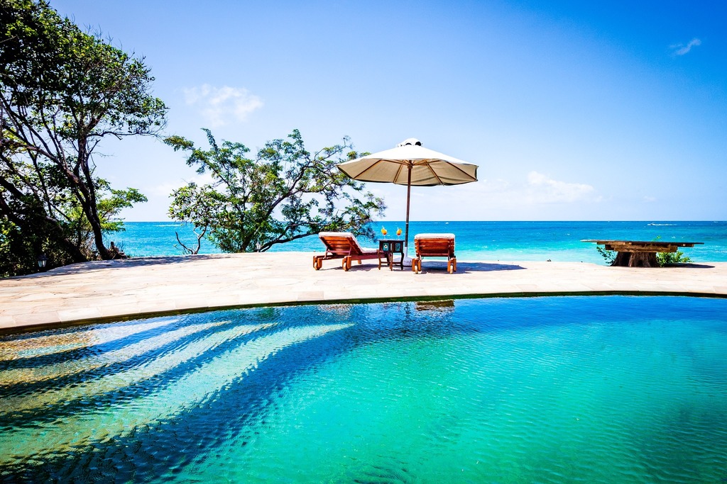 TheSandsKenya's tweet photo. Imagine sipping your favorite cocktail while admiring this view; it's the ideal setting. Tag someone you'd like to be here with. 😍
#sandsatchaleisland #chaleisland #paradise #paradisefound #cocktails #amazingview #weekendfeels #weekendgetway #wanderlust #couplegoals #beach … https://t.co/JASLjD4mxI