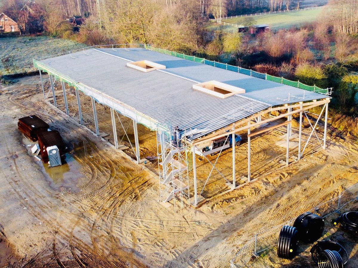 FWAlfhausen's tweet photo. Das Dach auf unserer Halle ist inzwischen fertig. #hallenbau #eswird https://t.co/MD0R7wVF6o
