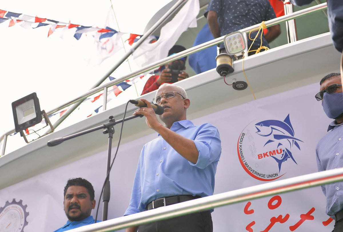 governmentmv's tweet photo. ރައީސުލްޖުމްހޫރިއްޔާ @ibusolih މަސްވެރިންގެ ދުވަހުގެ ޖަލްސާއަށް ކ. ގާފަރަށް ވަޑައިގަތް ދަތުރުފުޅުގައި، ބޮޑު ކަންނެލި މަސްވެރިންގެ ޔޫނިއަންއިން އިންތިޒާމު ކޮށްގެން ބޭއްވި ޝުއޫރު ފާޅުކުރުމުގައި ބައިވެރިވެވަޑައިގެންނެވި. https://t.co/qA3YRhoEhj