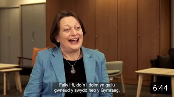 ComyGymraeg's tweet image. Mae Comisiynydd Plant Cymru, Sally Holland, yn siarad am ei phrofiad hi o ddysgu Cymraeg, pwysigrwydd arddangos esiampl o ran y Gymraeg fel arweinydd sefydliad, a pha mor allweddol yw gallu defnyddio’r Gymraeg i’w swydd hi.
comisiynyddygymraeg.cymru/sefydliadau-cy…

#ArferionEffeithiol