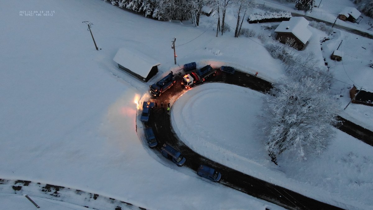 Enedis_BFC's tweet photo. 19 de nos agents bourguignons sont mobilisés auprès des équipes d'@enedis_alpes depuis hier, pour réalimenter au plus vite en électricité les foyers touchés par les intempéries. Bon courage à l'ensemble des équipes  💪#FIRE #servicepublic https://t.co/kXNogPfmO6