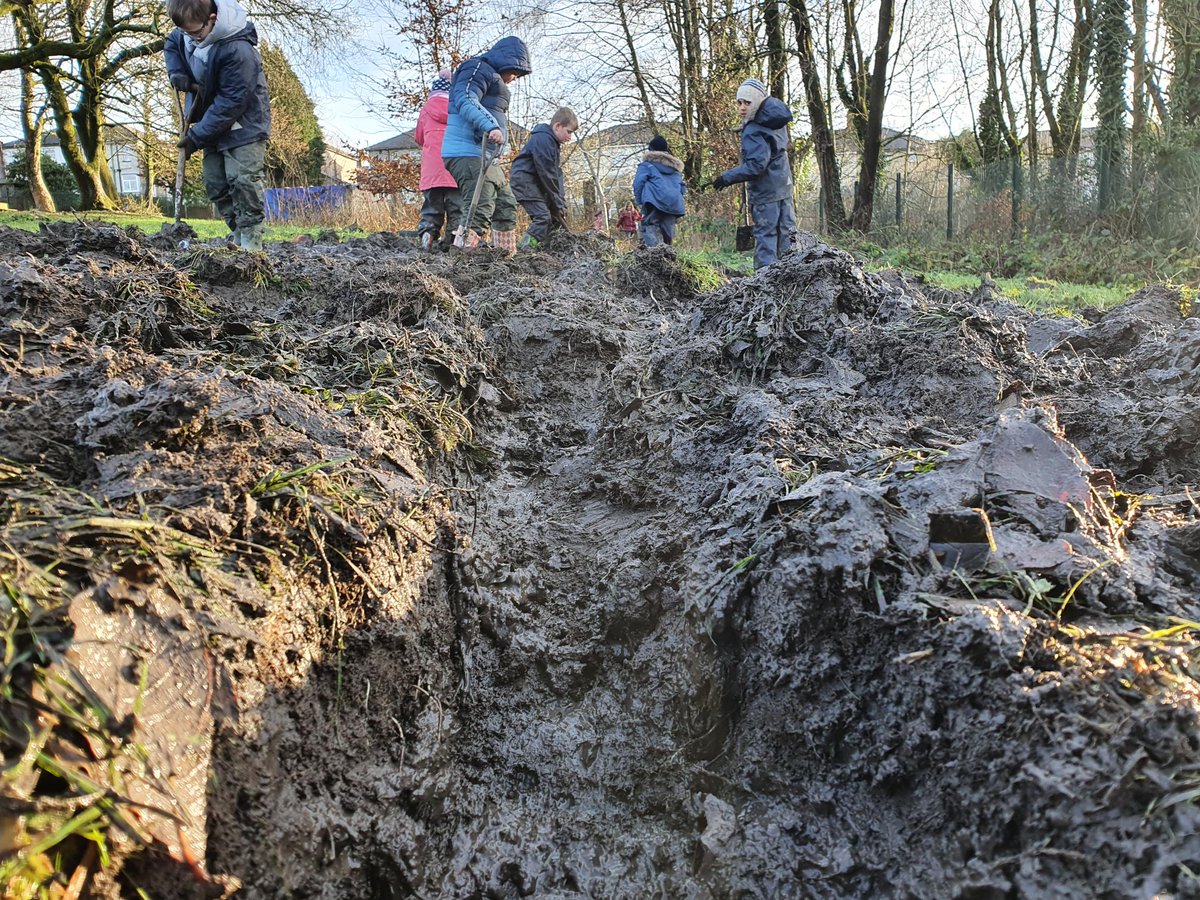 SJSNelson's tweet photo. An incredible afternoonfor Year 4 yesterday with @elementalforest making fires, whittling sticks, building dens, digging trenches and cooking soup. All linking to our topic about WW1.

#ForestSchool #OutdoorEducation #HandsOnLearning #Muddy #MuddyPuddles https://t.co/XfmAkZR3G1