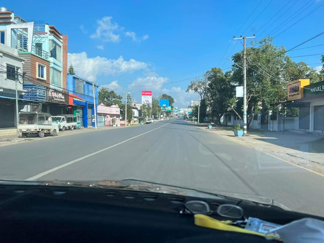 AliceRe51636519's tweet photo. SILENT STRIKE [MANDALAY, Pyinoolwin]  We, #Myanmar people, staged #SilentStrike today to dedicate for the fallen heroes during revolution and show our loudest war cry against junta.  #Dec10Coup #OurCityOurRules #WhatsHappeningInMyanmar https://t.co/uvAfANZqDc