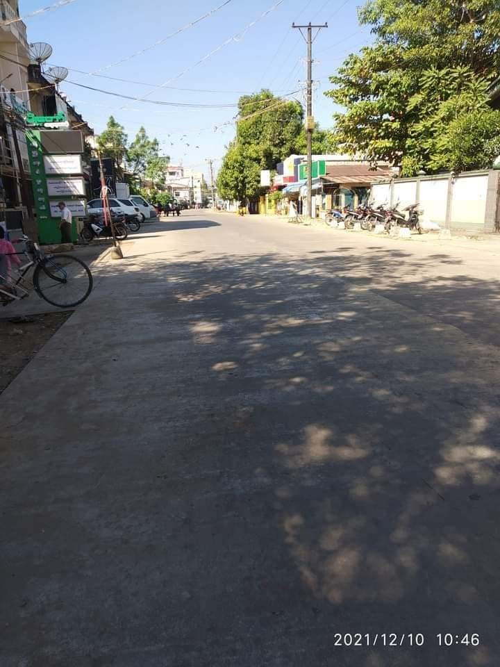 AliceRe51636519's tweet photo. SILENT STRIKE [IRRAWADDY, Pathein]  We, #Myanmar people, staged #SilentStrike today to dedicate for the fallen heroes during revolution and show our loudest war cry against junta.  #Dec10Coup #OurCityOurRules #WhatsHappeningInMyanmar https://t.co/r9ZUwdrXiI