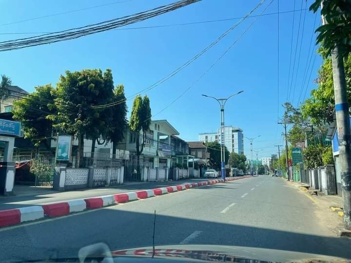 AliceRe51636519's tweet photo. SILENT STRIKE [IRRAWADDY, Pathein]  We, #Myanmar people, staged #SilentStrike today to dedicate for the fallen heroes during revolution and show our loudest war cry against junta.  #Dec10Coup #OurCityOurRules #WhatsHappeningInMyanmar https://t.co/r9ZUwdrXiI
