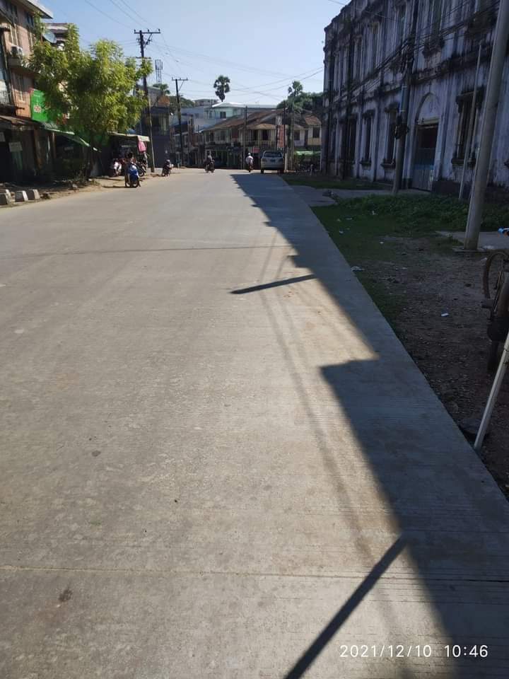 AliceRe51636519's tweet photo. SILENT STRIKE [IRRAWADDY, Pathein]  We, #Myanmar people, staged #SilentStrike today to dedicate for the fallen heroes during revolution and show our loudest war cry against junta.  #Dec10Coup #OurCityOurRules #WhatsHappeningInMyanmar https://t.co/r9ZUwdrXiI