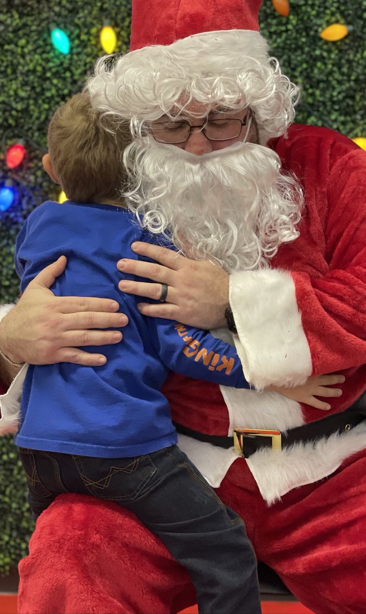 vosburghalicia's tweet photo. A picture is worth 1000 words! ❤️🎅🎅🎄 https://t.co/4Vkn7SE1KG