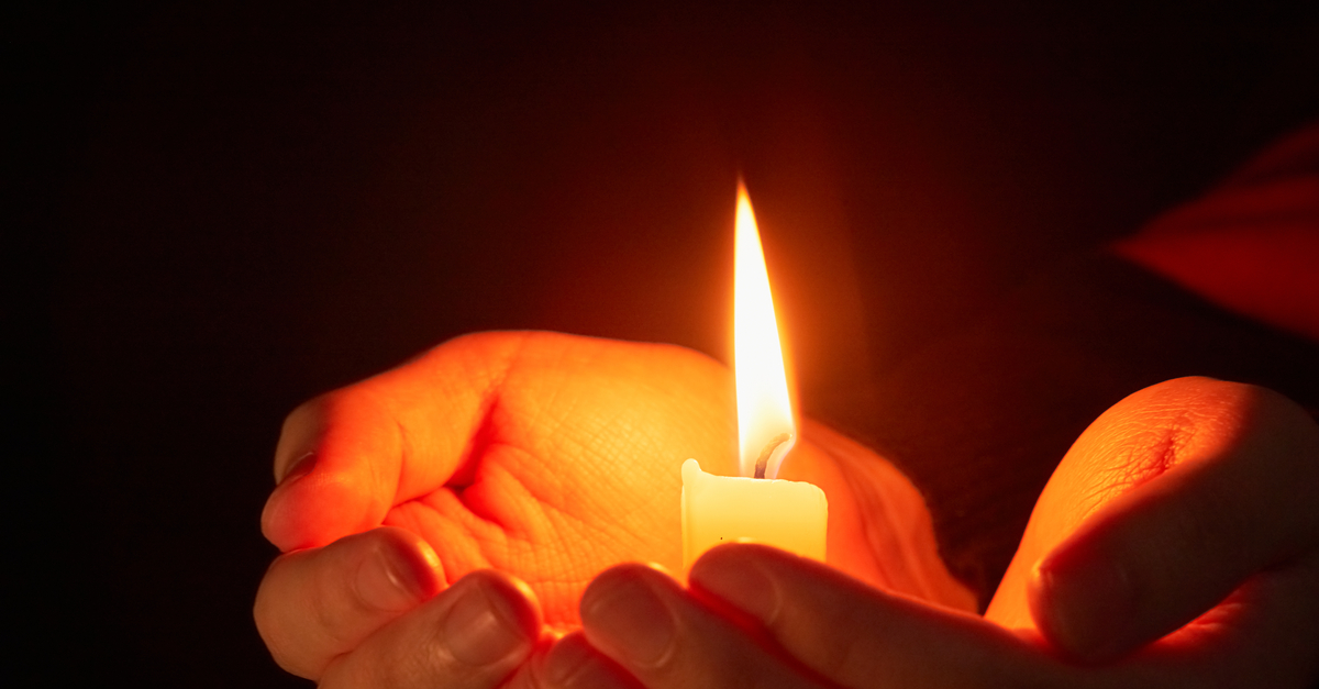 #LEESTIP Licht en donker: wij mensen kunnen niet zonder het donker, maar ook niet zonder het licht, niet zonder lichtpuntjes. Hoe maakt u die tijdens de donkere feestdagen? Lees de ver-lichtende adviesblog van onze Desirée van Keulen. ✨ dementie-winkel.nl/Licht-in-het-d… ✨