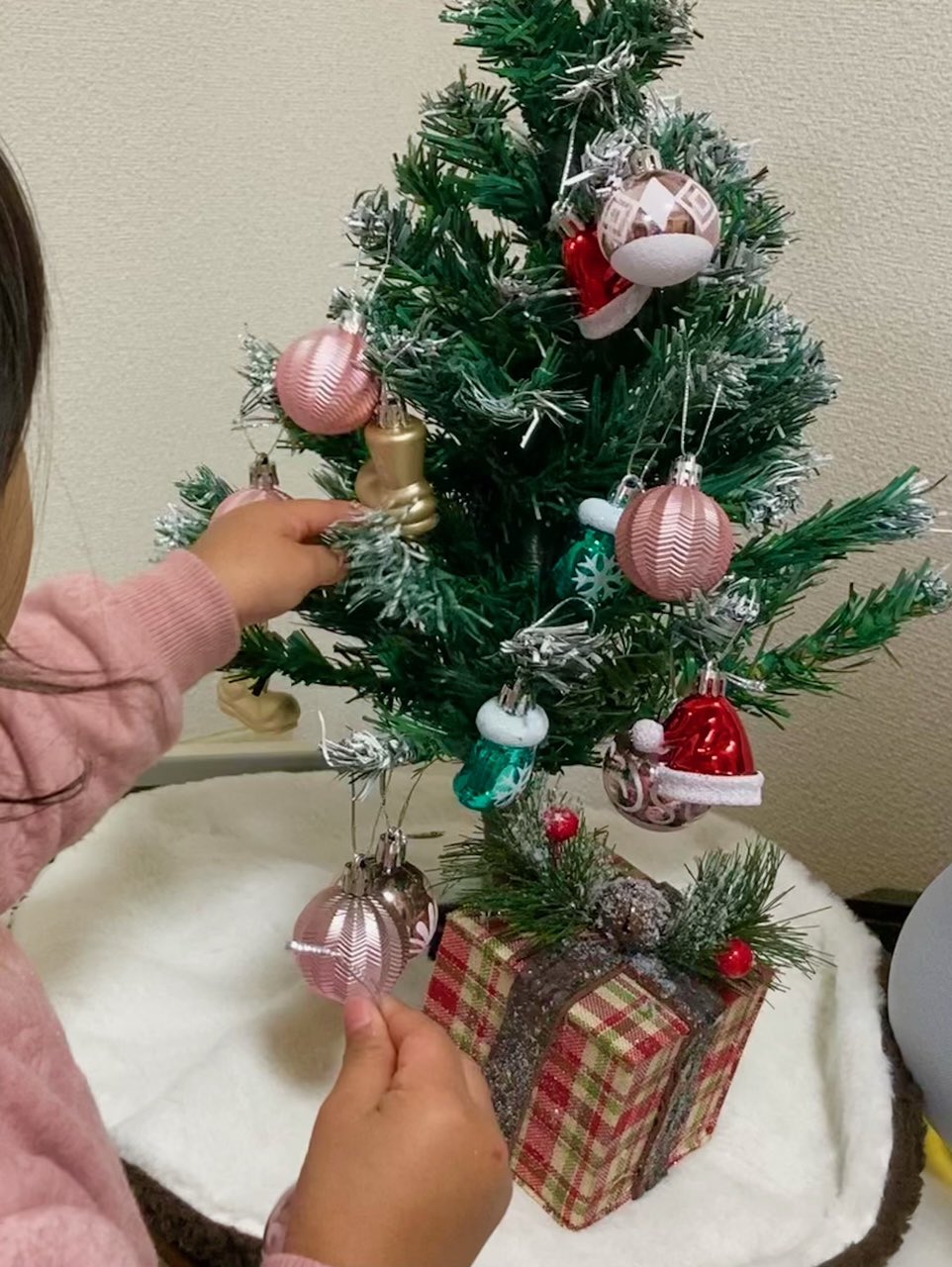 広洋産業 12 月になり我が家でもクリスマスツリーの飾り付けをしました 2 歳の子供でも飾り付け できる小さなツリーですが これだけでも部屋はクリスマスの雰囲気です 広洋産業 クリスマスツリー 飾り付け ラビッティ T Co