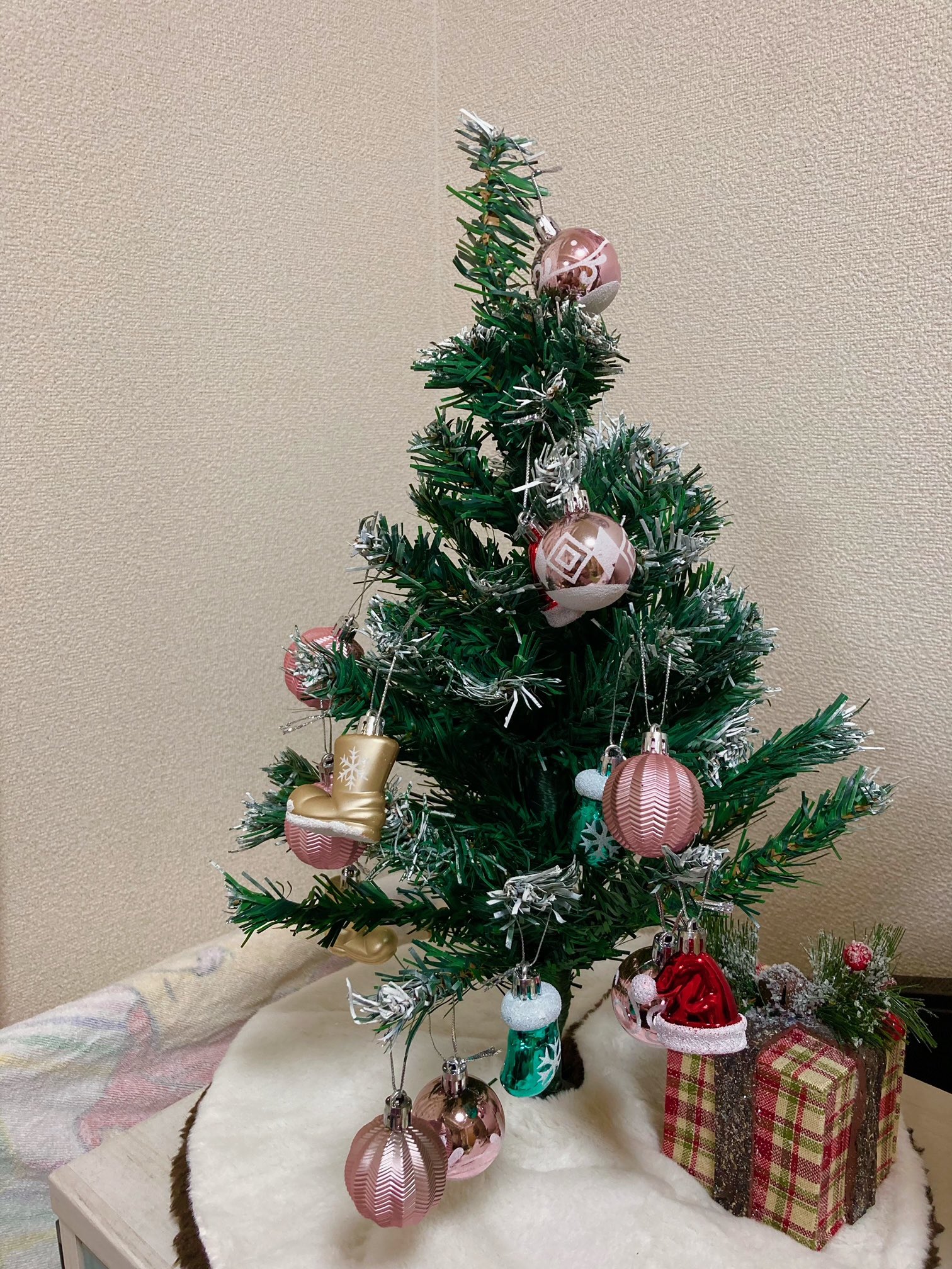 広洋産業 12 月になり我が家でもクリスマスツリーの飾り付けをしました 2 歳の子供でも飾り付け できる小さなツリーですが これだけでも部屋はクリスマスの雰囲気です 広洋産業 クリスマスツリー 飾り付け ラビッティ T Co
