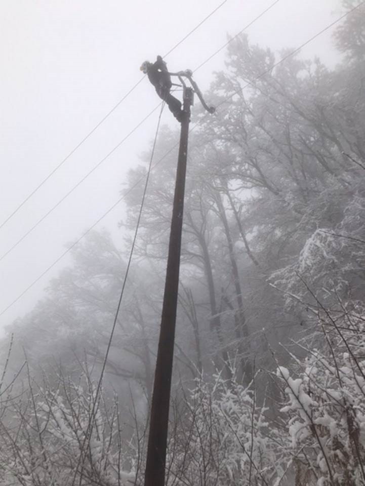 Neige et chutes d'arbres génèrent des incidents sur nos réseaux en Belledonne.

Nos équipes sont à pied d'oeuvre dans des conditions météo &amp; d'accès très difficiles pour rétablir les clients impactés et prévenir de nouveaux risques.

📸Monteurs sur une ligne HTA.