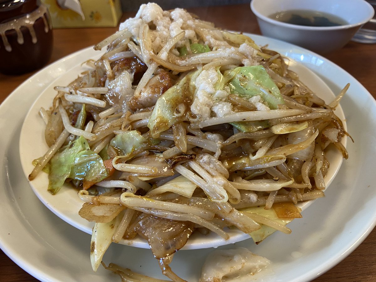 MATSUD0's tweet photo. ラーメン二郎の野菜炒めverのようなお店が渋谷に出来たぞ！

おっさん率98％！
棚にひしめく4㎏もやし袋！
きったならしい盛り付け！

「一日分の野菜が摂れる」というが体に良いかは不明！

よく分からんが美味い！
おススメだ！　#ベジ郎 https://t.co/EsnJTY08LB