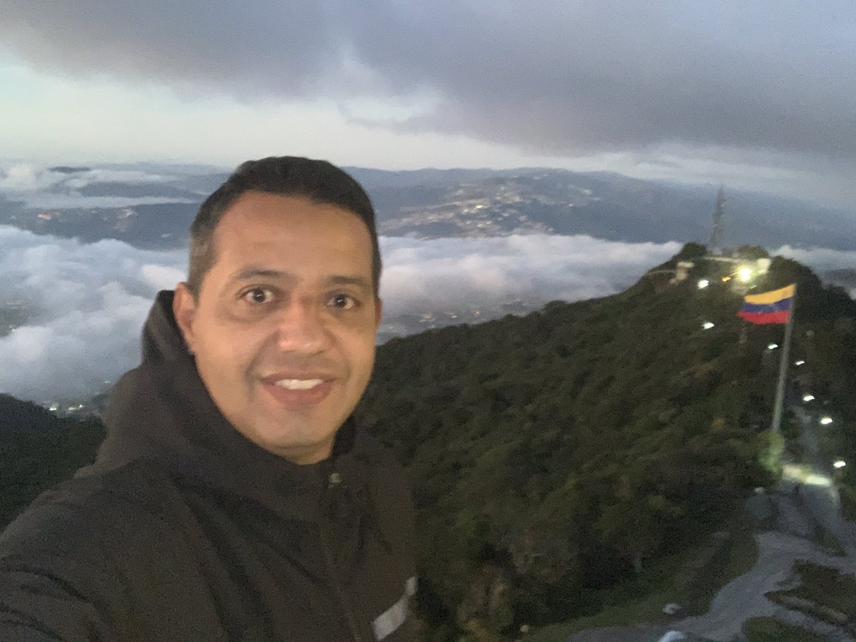 LuisJonasReyes's tweet photo. Buenos días, así comienza la salida del sol desde lo más alto de nuestra hermosa Capital Caracas. Excelente jornada de planificación la que hemos tenido para fortalecer el trabajo en las regiones @NicolasMaduro https://t.co/Ofld7yYrl4