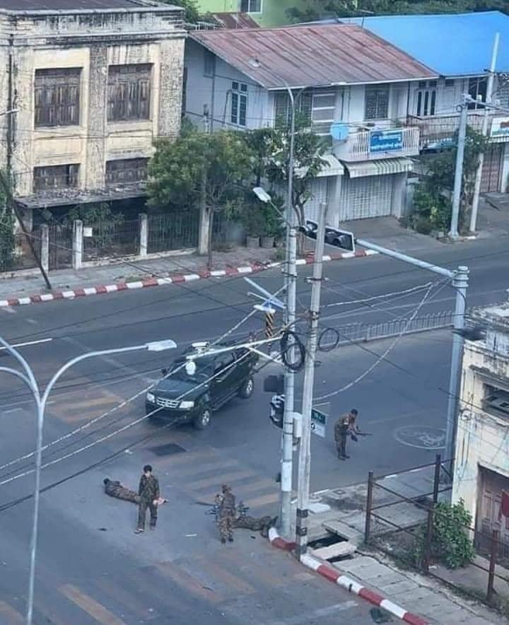 Khithitofficial's tweet photo. ပြည်သူအများ အိမ်ထဲနေချိန် မန္တလေးတွင် စစ်ကား ၂ စီး အချင်းချင်းတိုက်၊ စစ်သား ၄ ဦး ဒဏ်ရာပြင်းထန်ဟုဆို
ရန်ကုန်၊ ဒီဇင်ဘာ ၁၀
ယနေ့ နိုင်ငံတဝန်း ပြည်သူများ အိမ်အပြင်မထွက်ဘဲ စစ်အာဏာရှင်တော်လှန်ရေး Silent Strike 
Read More -> https://t.co/7WkWbh7Mzr https://t.co/tPgDTby9Xe