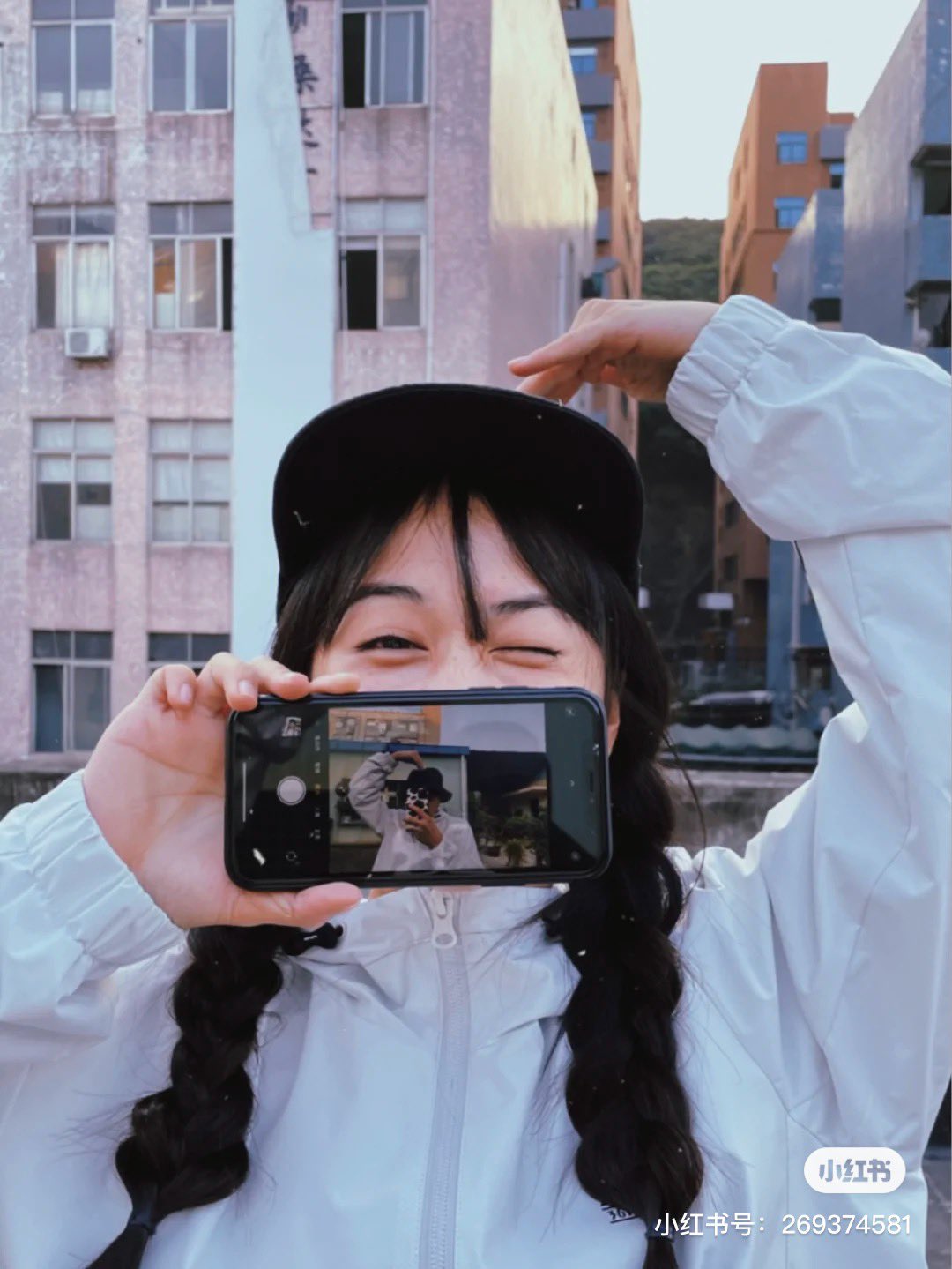 小方 ほーちゃん Twitterissa 中国のカップルはとにかく写真が命 1年前に流行ったスクリーン越しショット 最近流行りのハンド越しショット 小紅書 中国版instagram で写真の撮り方が出てくる検索ワードは 情侣创意拍照 と 不露脸情侣照 T Co