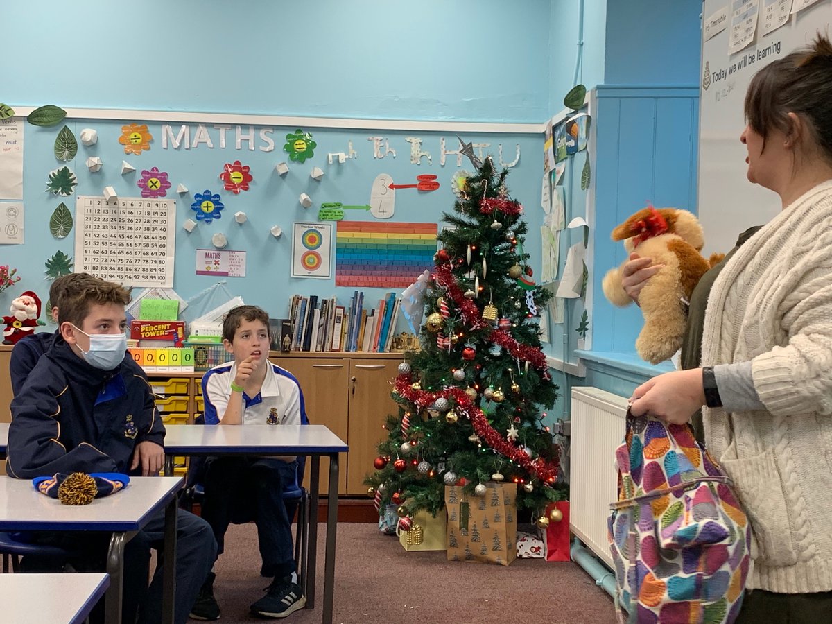 strathpipeband's tweet photo. It’s the #StrathTrad department’s @StrathallanPrep Enrichment Day. Here we are with @amylorddotscot learning some #Scots #Christmas #sangs 🏴🎶 @StrathallanSchl https://t.co/jOrGe82wYf