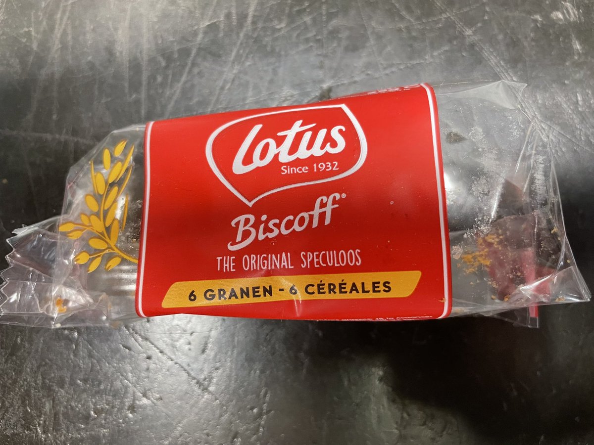 rooiemeise's tweet photo. Wil design bij Lotus Bakeries even de wikkel voor 6 granen een andere kleur geven aub.. ik wil speculoos. Zit ik nu op 6 granen te knauwelen nondedjuu. #speculoos #speculoosbakkeries #newdesign #bezeikdeboel #6granensmaaktandersdanspeculoos #biscoff https://t.co/NMgHcIPPqd