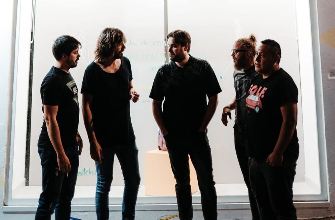 yotambiensoyind's tweet photo. . @ElVerboOdiado lanzan su nuevo single “Maniatados”, a golpe de intrincados riffs electrizantes y melodías ardientes. Producido por el gran @chnombela 👌
#Novedades #Estreno #nuevosingle #Maniatados #temarraco 💥 #Recomendamos
👇
https://t.co/9F6DitTDQn https://t.co/FPosH5Z3a6