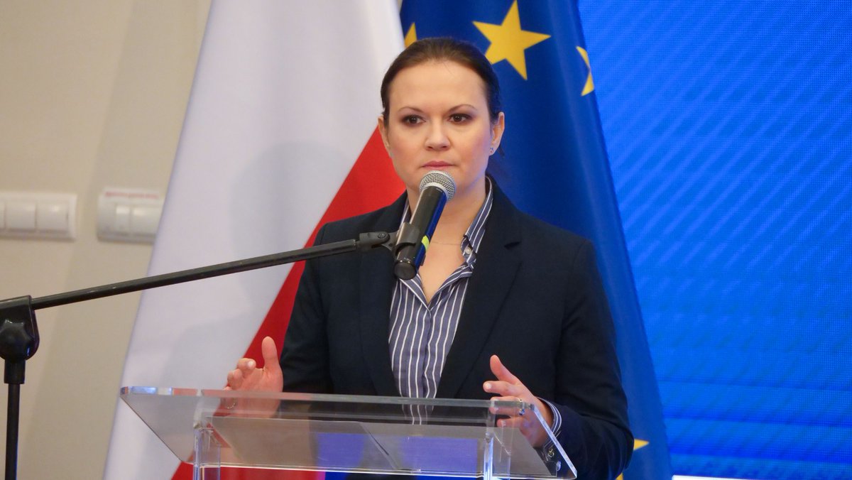 Wiceminister Anna Schmidt podczas konferencji „Jak nowe technologie wpływają na sferę równego traktowania?”: niewłaściwie wykorzystana technologia, sztuczna inteligencja może nieść zagrożenia i zaburzyć równowagę między światem rozwoju technologicznego a światem praw człowieka.
