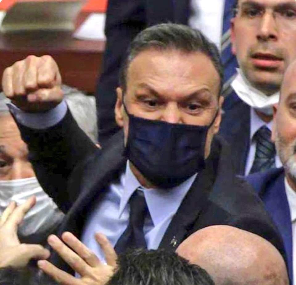 Bu kim mi ? Eski futbolcu, yeni Milletvekili. Futbolcuyken de hiç sevilmezdi hala sevilmiyor…

kendine gell sen kendine kendine gell. Haddini bil sen haddini haddini bill....