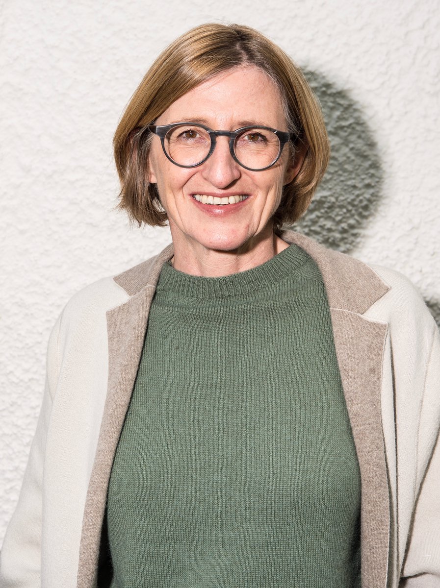 grstiftung_ch's tweet photo. Keinen Plan von #Wirtschaft? Expertin @MonikaBuetler  beantwortet die brennendsten Schüler:innen-Fragen zum #LernFilm-Thema Wirtschaft: Bis 17. Januar Fragen senden an hallo@lernfilm-festival.ch, Film produzieren und Sonderpreis gewinnen! https://t.co/IgXJN6Dzsz @lernetz @tschege https://t.co/EQdWE7bJeg