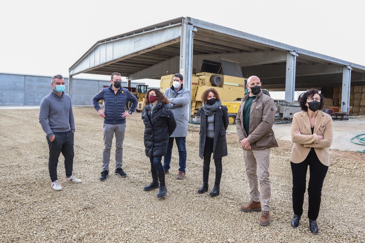 DiputacioGirona's tweet image. 🐄El vicepresident 1r de la #DdGi, @paupresas, visita la granja de Can Guri, a #CassàdelaSelva. Coneix de primera mà la seva activitat, centrada principalment en la producció de #llet, i fa un recorregut per les instal·lacions.
👉bit.ly/3oGahUw