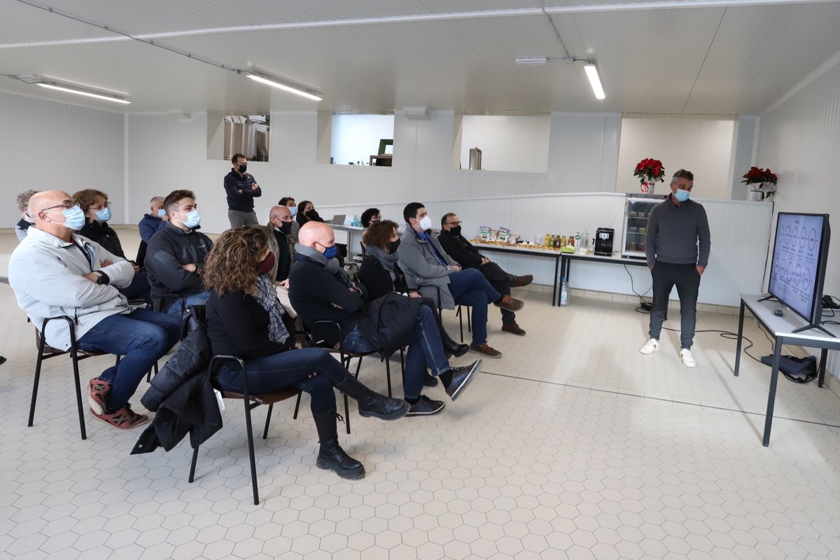 DiputacioGirona's tweet image. 🐄El vicepresident 1r de la #DdGi, @paupresas, visita la granja de Can Guri, a #CassàdelaSelva. Coneix de primera mà la seva activitat, centrada principalment en la producció de #llet, i fa un recorregut per les instal·lacions.
👉bit.ly/3oGahUw