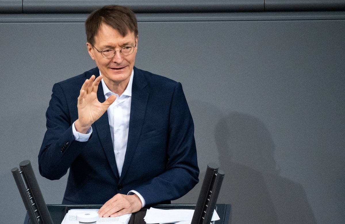 BILD's tweet photo. Der neue #Gesundheitsminister @Karl_Lauterbach ist zum großen Interview bei #BILDLive zu Gast. 

Ab 12:30 Uhr bei https://t.co/60CsDGwkaN https://t.co/jMS0QjVGcz