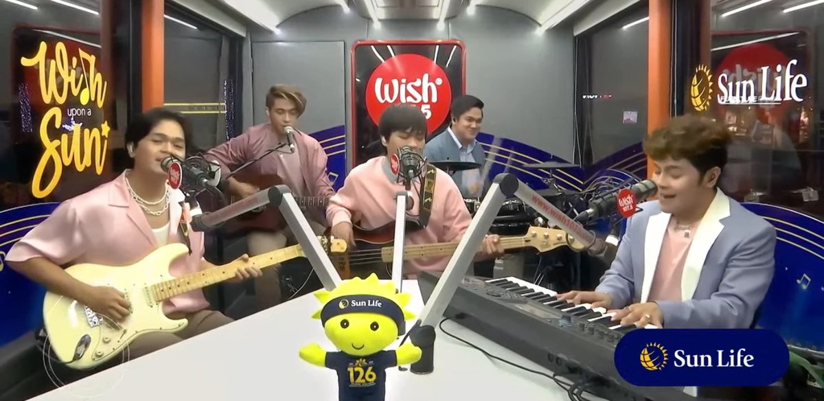 kenStan03's tweet photo. THEY'RE NOW PERFORMING ANGHEL😭💖
GANDA TALAGA.
@TheJuans_BAND
#SunLifeSongRequest
#SunLifeWishUponASun https://t.co/TlVuP8iioh