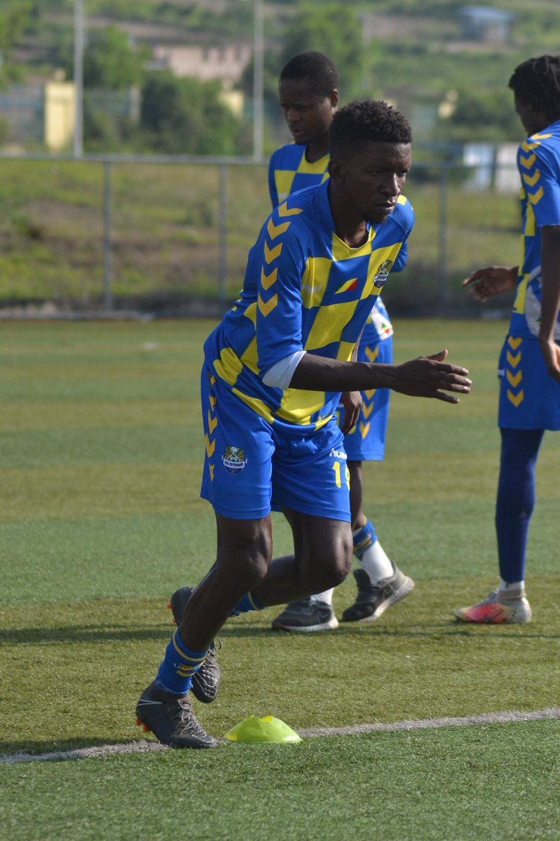 asotoho1's tweet photo. ⚽️🏋️‍♂️ Entraînement du jour à Kintélé !

Les 🔵🟡 affrontent le FC Kondzo ce samedi 11 décembre à 14h00 au stade Alphonse Massamba Débat, en match d’ouverture du championnat national d’élite direct Ligue 1 Saison 2021-2022. 

#LIGUE1 | #IVONGUI | #1XBET | #OBOSSO https://t.co/4WdBBxM9Iz