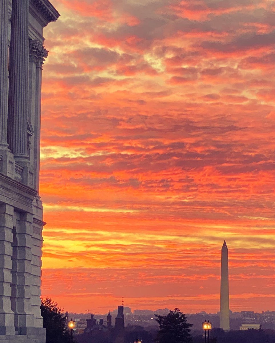 DaffneiRiedel's tweet photo. Trying to grab a photo of Godβs sunset masterpiece last night. #December #Decembersunsets #Godswork #Capitol #CapitolHill #UnitedStatesCapitol #DCsunsets #getoutside #Thursdaynightvibes #December2021 #DCviews https://t.co/Tnv3TSSRsg