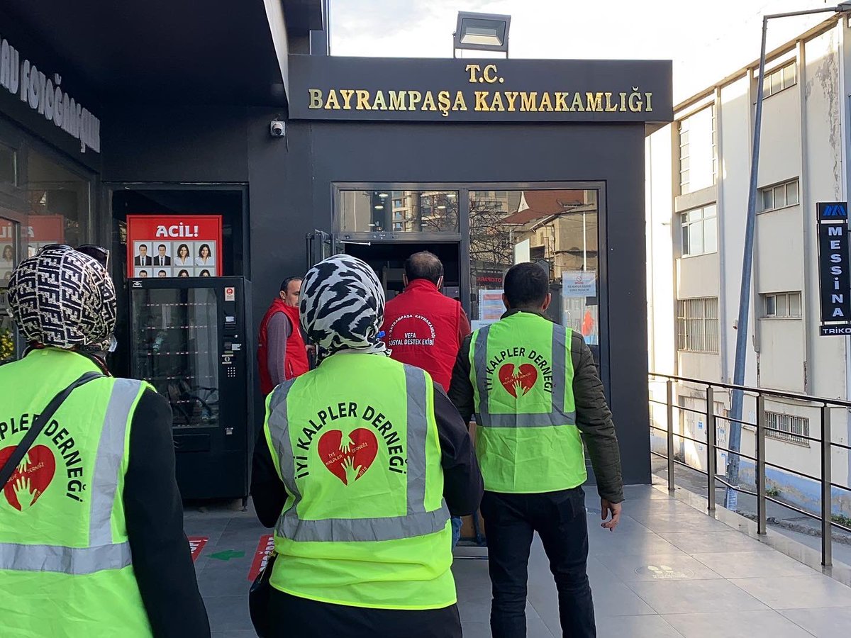İyi Kalpler olarak Bayrampaşa Kaymakamlığında hizmet veren Sosyal Hizmetler Birimine montlarımızı teslim ettik. Bayrampaşa’da kaymakamlık bünyesinde bulunan ihtiyaç sahiplerine teslim edilecek..Müdürümüz Mahmut Karabayır’a teşekkür ederiz @ademdisci <a href="/NurcanD49337145/">Nurcan Dinc</a> <a href="/ayferdogen/">ayferdögen 🇹🇷🇹🇷</a>