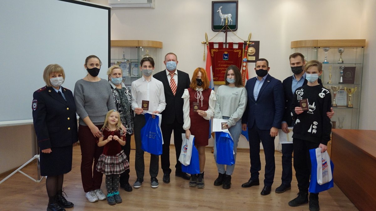 AdmSamRna's tweet photo. В преддверии Дня Конституции РФ в @AdmSamRna  состоялось торжественное вручения паспортов. Как было отмечено, теперь у ребят появились важные права и обязанности. И каждый несет ответственность за соблюдение норм Конституции, которая является гарантом прав и свобод. @rradyukov https://t.co/VrXB8zrp7f