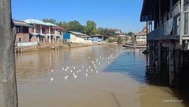YeYe905's tweet photo. Shan people in the famous #Inle_Lake, Nyaungshwe township, Taungggyi District, actively participated in #SilentStrike campaign to reject the military regime on December 10.

#OurCityOurRules
#Dec10Coup 
#WhatsHappeningInMyanmar https://t.co/lm5HJBiWLW