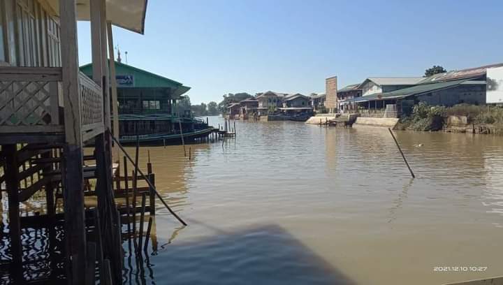 YeYe905's tweet photo. Shan people in the famous #Inle_Lake, Nyaungshwe township, Taungggyi District, actively participated in #SilentStrike campaign to reject the military regime on December 10.

#OurCityOurRules
#Dec10Coup 
#WhatsHappeningInMyanmar https://t.co/lm5HJBiWLW