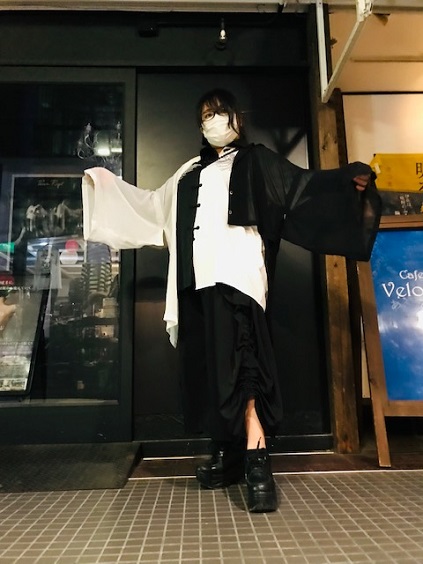 BASEMENT_CAVE's tweet photo. ♔#BASEMENTCAVE.🖤🦇🎃ハロウィン🦇🎃🖤#スナップ太郎♔●神GOD神●
#リッスンフレーバー チャイナシャツに
#elementsH のキモノスリーブシャツの黒と白を
アシメカラーで組み合わせてブラックとホワイトのバイカラーが絶妙なGODコーデ最高~🖤✨
厚底スニーカーもご愛用ありがとうございます* https://t.co/lKC4uzqMdF