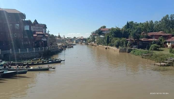 YeYe905's tweet photo. Shan people in the famous #Inle_Lake, Nyaungshwe township, Taungggyi District, actively participated in #SilentStrike campaign to reject the military regime on December 10.

#OurCityOurRules
#Dec10Coup 
#WhatsHappeningInMyanmar https://t.co/lm5HJBiWLW