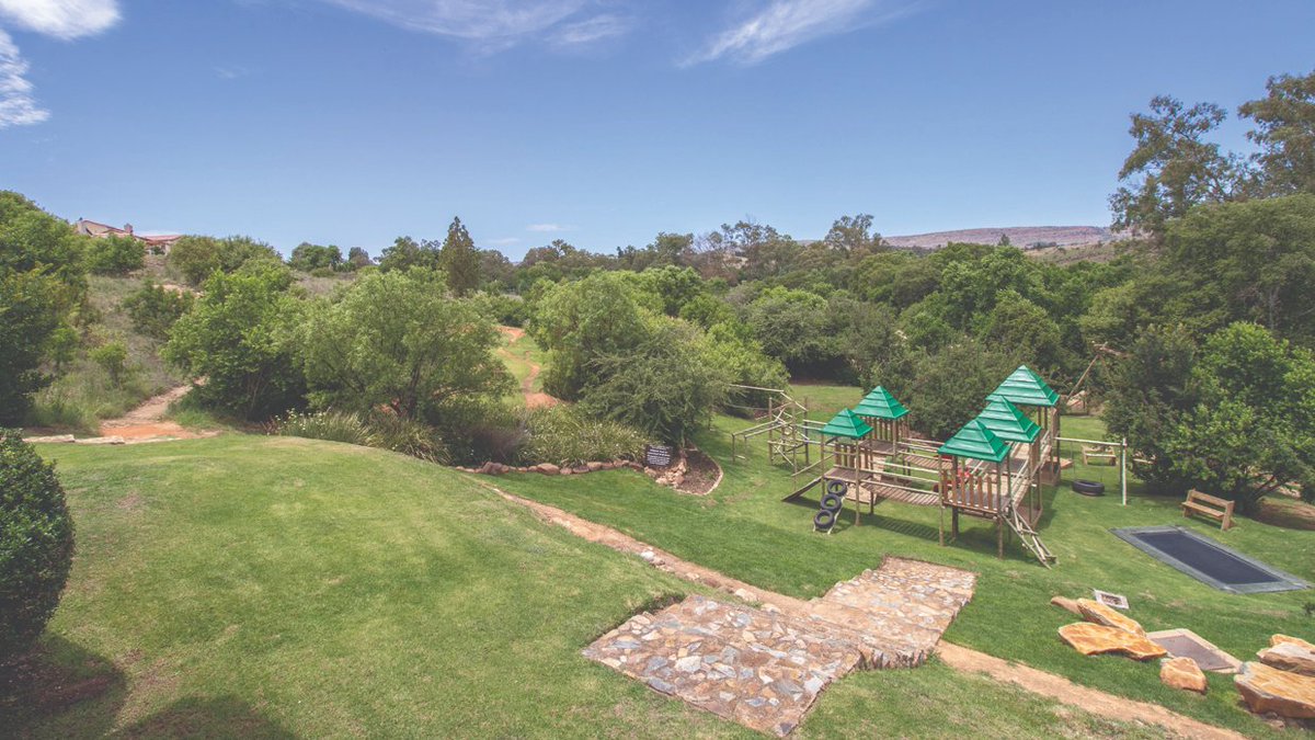 Avianto’s Clubhouse overlooks a beautiful garden. Is a combo of indoor/outdoor options and has an amazing out door play area for the kiddos. Perfect for outdoor social distancing and to top it all, serves amazing pizza and burgers. Outdoors at its best.
Bookings: 011 668 3000