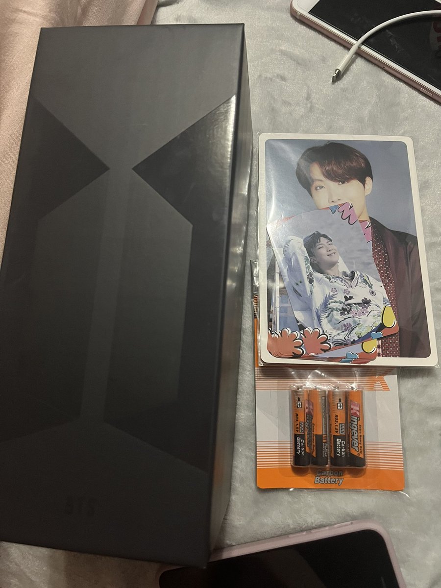 areumdaun96's tweet photo. received my order of bts army bomb MOTS SE from @RMerchExtras PH!!! thank you for the freebies, i didn't expect the PCs and batteries at all. ++look at that packaging!!! 10/10 would transact again.  #RMFeedbacksBUDOL https://t.co/9D3NEy44Kh