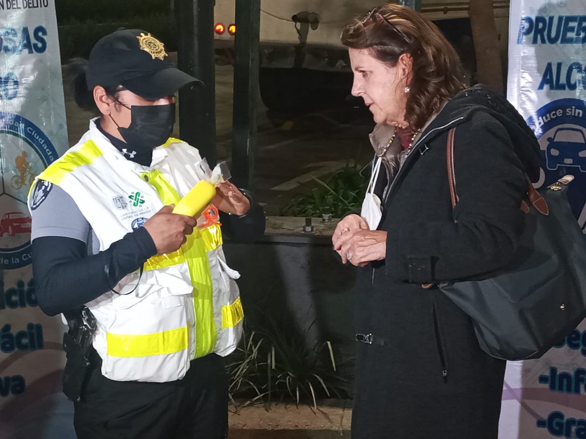 ObsSegCiudadana's tweet photo. Si tomas NO manejes! Estaremos participando como Observadores Ciudadanos en los +20 diferentes puntos de revisión anunciados del programa “conduce sin alcohol” de la @SSC_CDMX Si necesitas ayuda puedes llamar a la #lineadeseguridad de @elconsejomx 55-5533-5533 @guerrerochipres https://t.co/wrgF07Od82