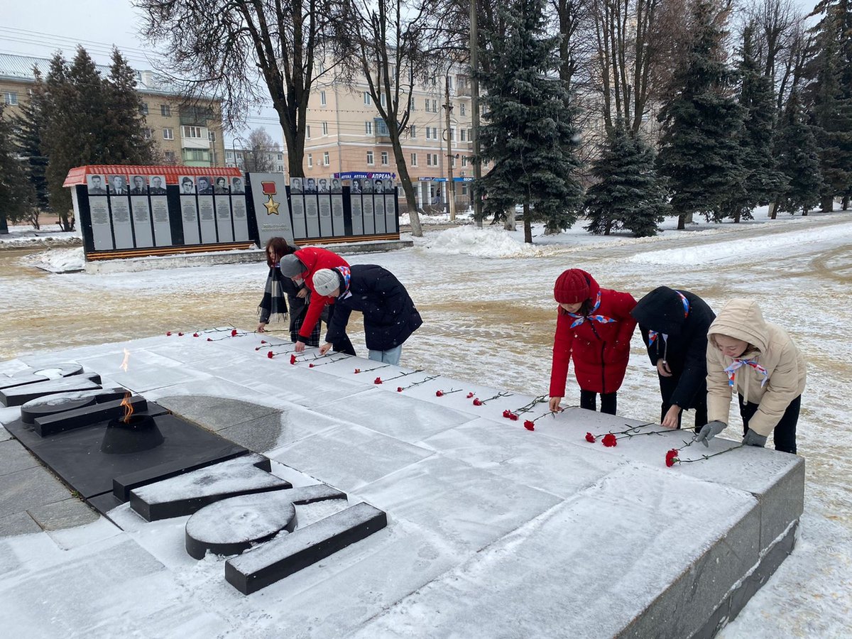 mbousosh15's tweet photo. Возложении цветов к Монументу Вечной Славы. https://t.co/IyYLv3BLnf https://t.co/iP2umfBoSD