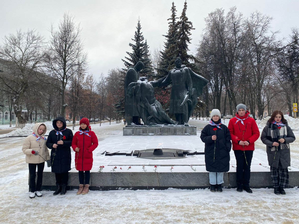 mbousosh15's tweet photo. Возложении цветов к Монументу Вечной Славы. https://t.co/IyYLv3BLnf https://t.co/iP2umfBoSD