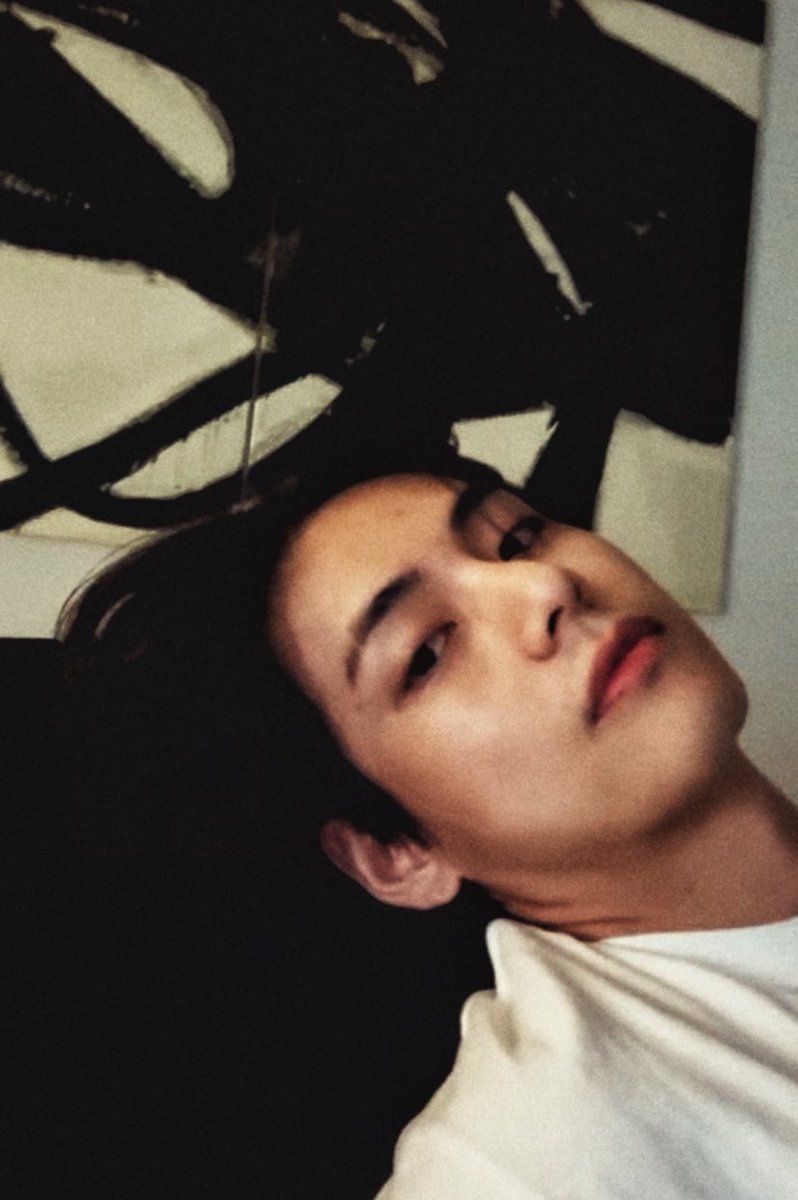 kthprettyhands's tweet photo. WHAT IS HE DOING https://t.co/yDengPNx39
