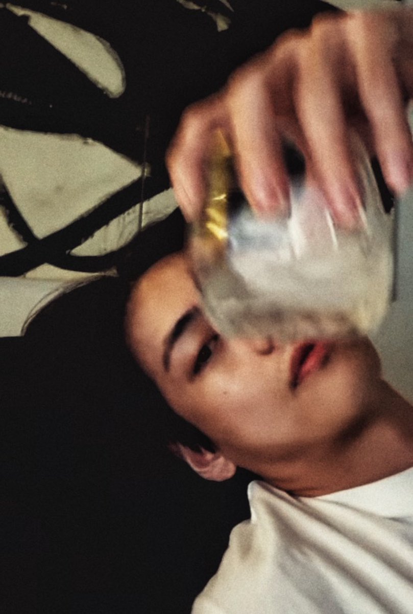kthprettyhands's tweet photo. WHAT IS HE DOING https://t.co/yDengPNx39
