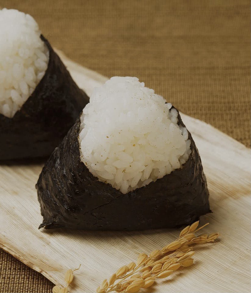 Рисовые онигири. Рисовые треугольники онигири. Сицилия онигири. Онигири омусуби. Онигири омусуби.