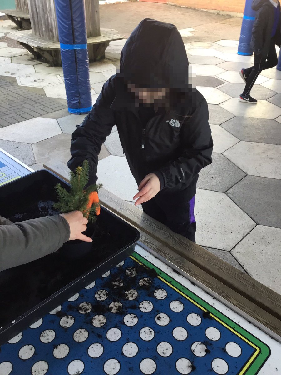 LeysFarm's tweet photo. Where do snowmen go to dance??? At a ‘Snowball’ of course! Class 4W having a great Festive Fun Friday making so many Christmas Craft activities! Oh what fun….. #LFJSScience #LFJDDT #LFJSOutdoorlearning #Festivefun #FunFriday https://t.co/8otm2LZkE5