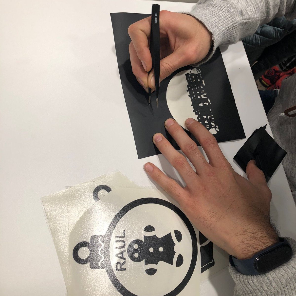bibcaoliveres's tweet photo. Ens acomiadem del taller de vinil, amb adhesius en forma de bola de Nadal personalitzada 😍

#bibliolabxbm
@bibliotequesxbm
#laboratorisportàtils #crear #talldevinil #tecnologies #bolesdeNadal #CalOliveres #LliçàdAmunt #bibliotequesvo #bibliotequesxbm #bibliotequescat https://t.co/drS2hBawt7